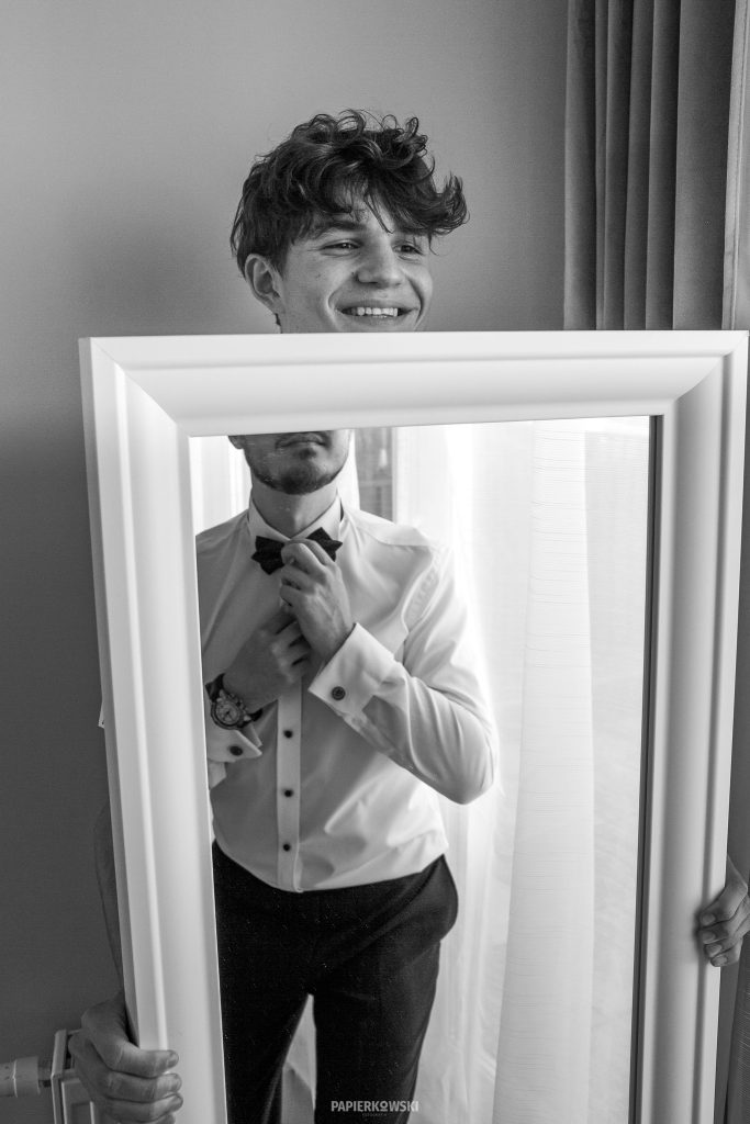 Fotografia ślubna Wrocław – garnitur pana młodego na przygotowaniach.