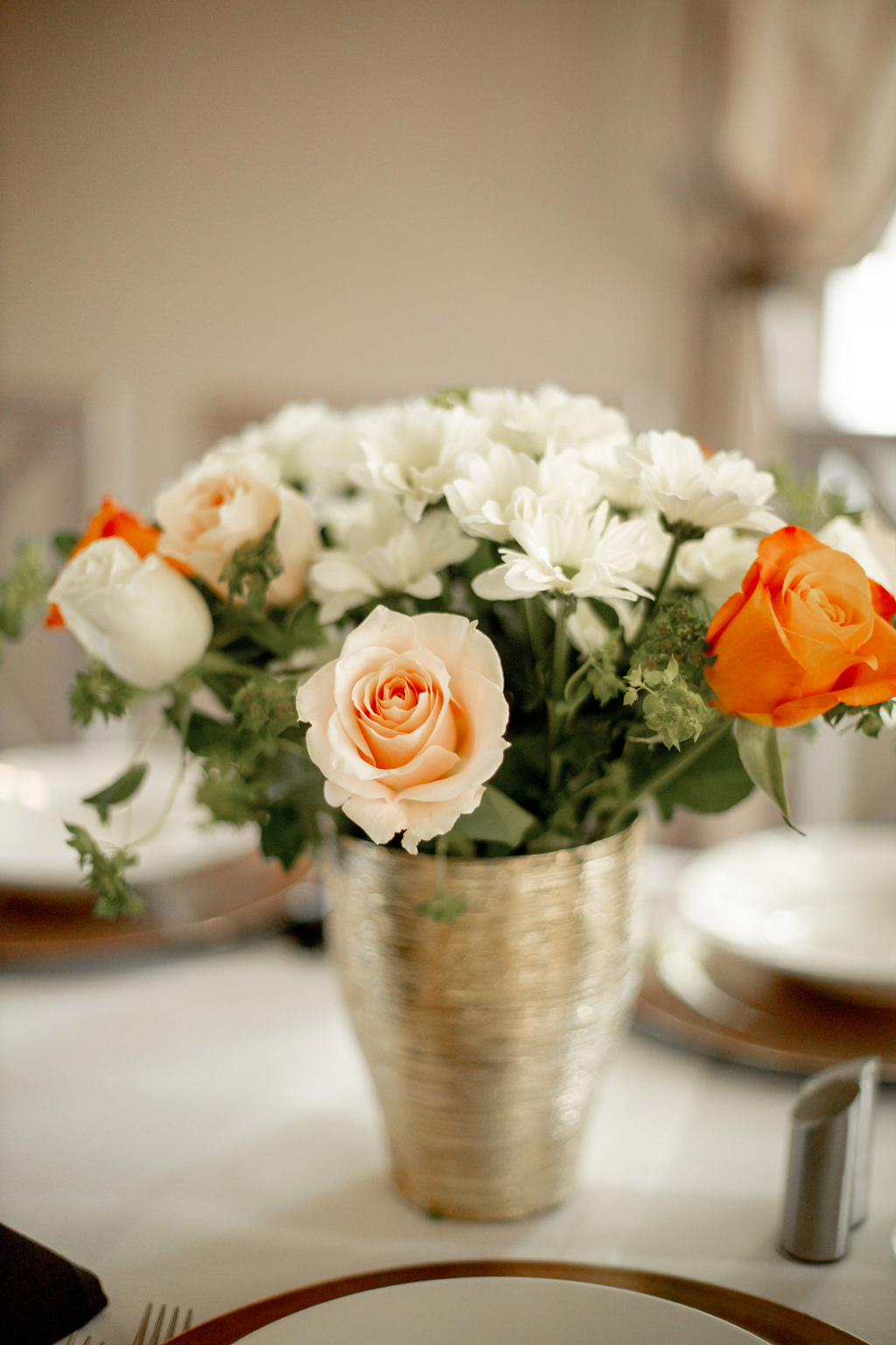 Fotograf na komers Wrocław – dekoracja kwiatowa na stole podczas balu ósmoklasisty