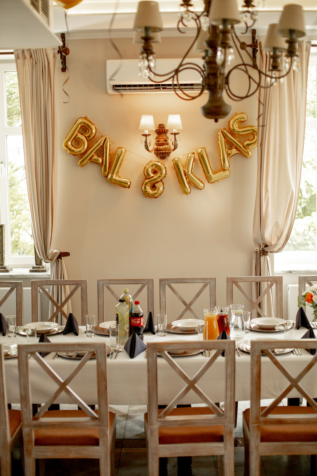 Fotograf na bal ósmoklasisty Wrocław – złoty napis Bal 8 Klas na ścianie sali balowej