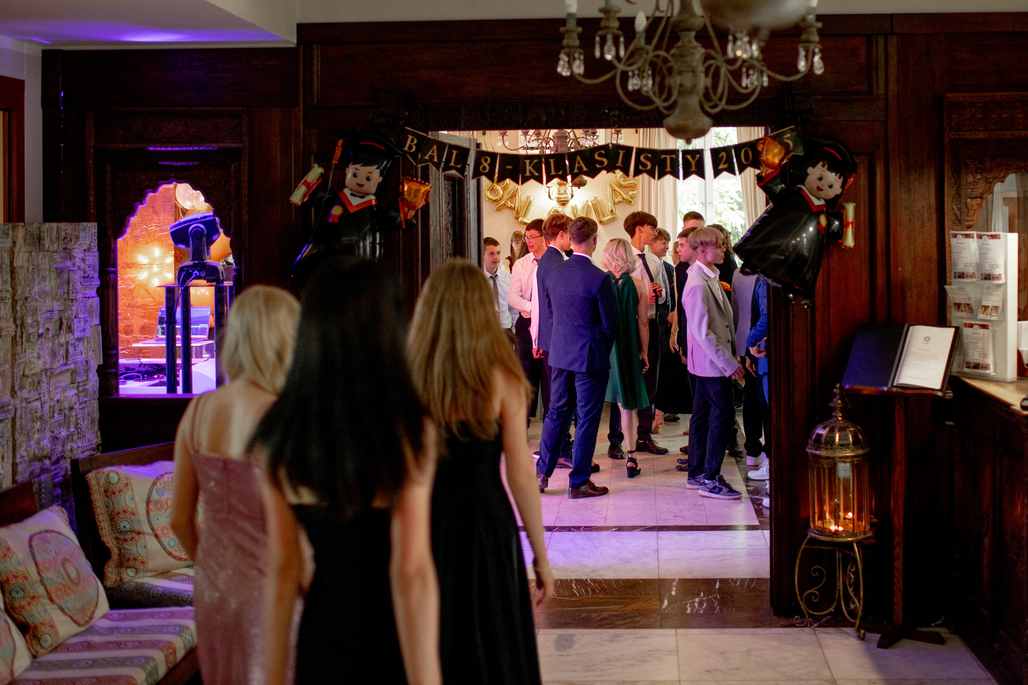 Bal ósmoklasisty Wrocław – uczniowie wchodzą na salę przez bramę z napisem Bal 8-Klasisty