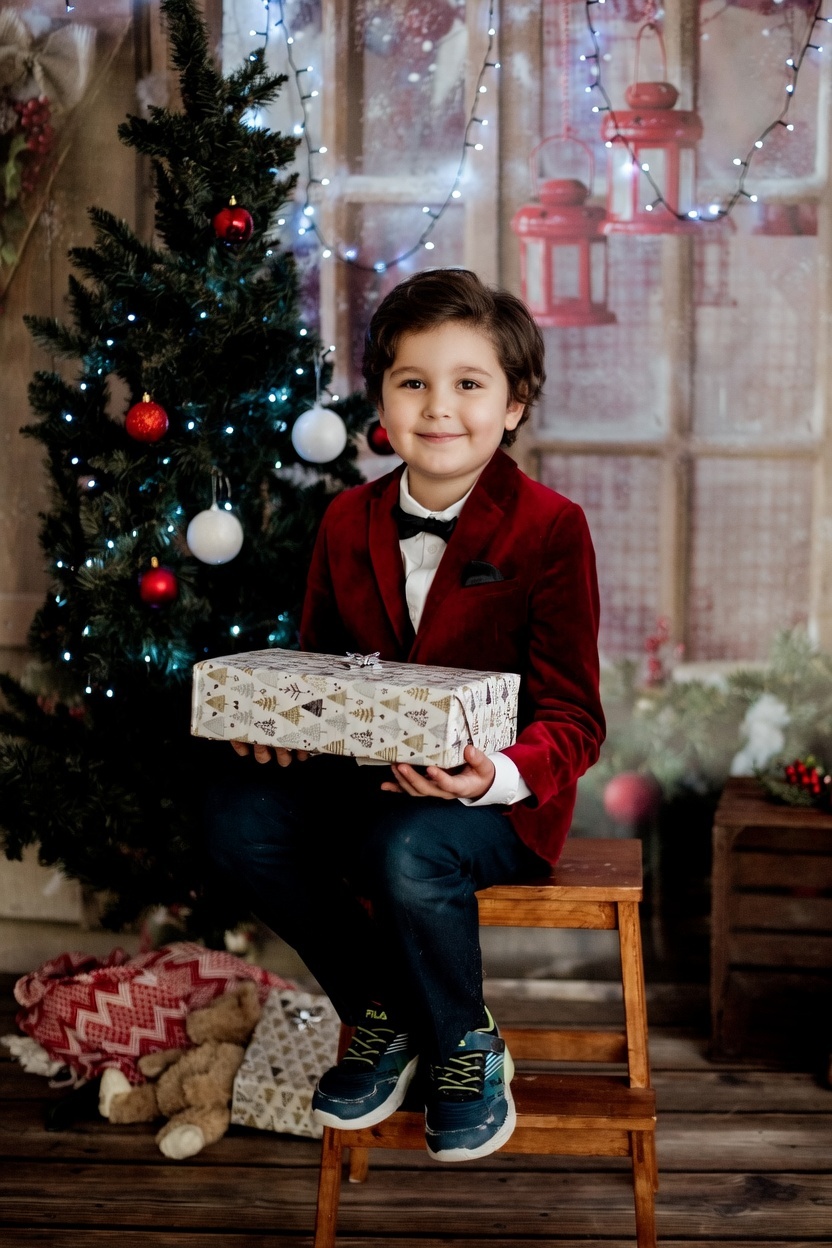 Świąteczna sesja szkolna Wrocław – portret chłopca w szkole podstawowej, tematyczna fotografia szkolna