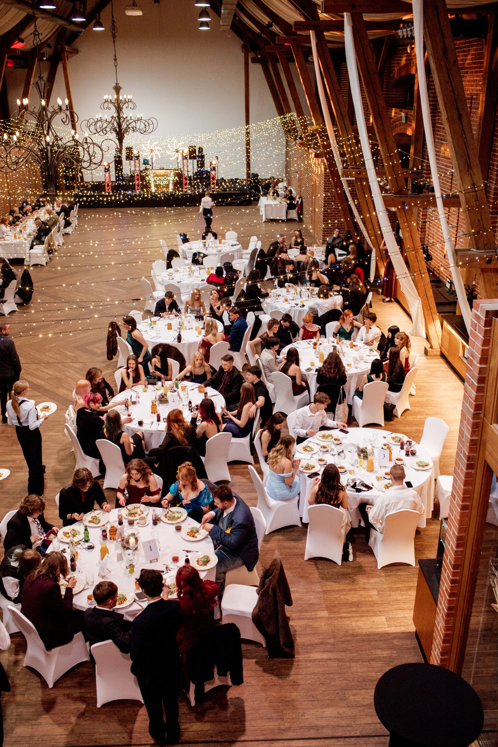 Zdjęcia ze studniówki Wrocław – reportaż z balu maturalnego, widok na salę z góry