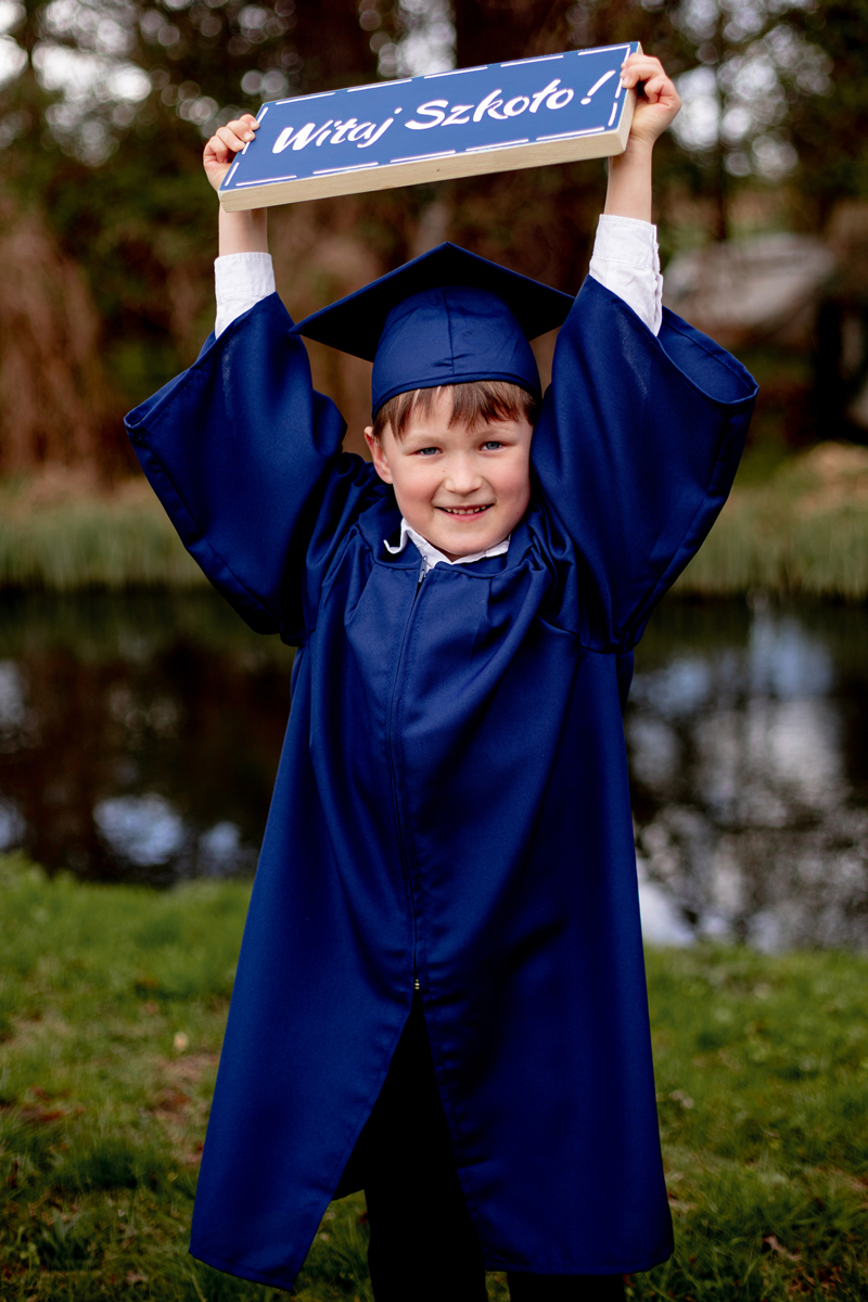 Witaj szkoło Wrocław – portret dziecka w todze i birecie w plenerze