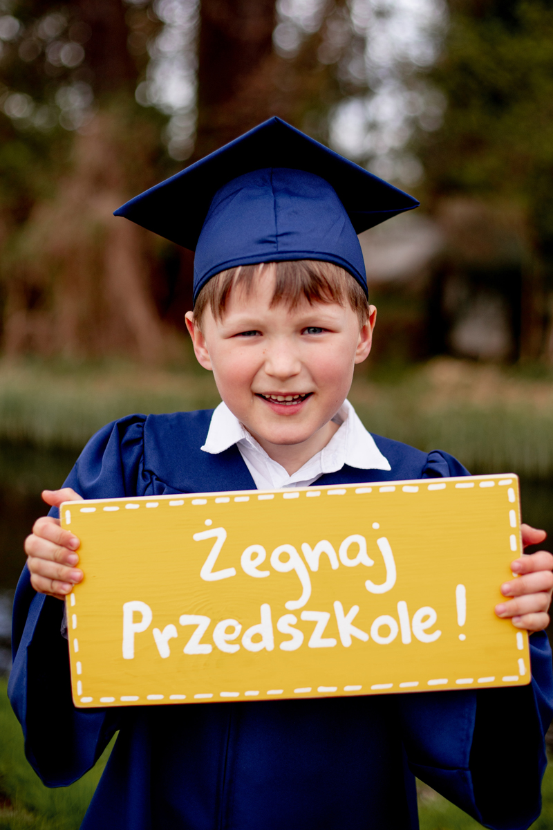 Zakończenie przedszkola Wrocław – portret dziecka w todze i birecie w plenerze